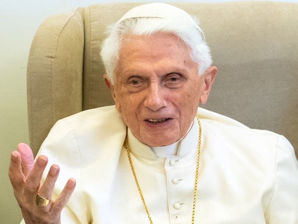 ARCHIV - 01.06.2018, Vatikan, Vatikanstadt: Der emeritierte Papst Benedikt XVI gibt ein Interview. Der emeritierte Papst Benedikt XVI. ist nach Auskunft seines Nachfolgers Franziskus «sehr krank». (zu ...