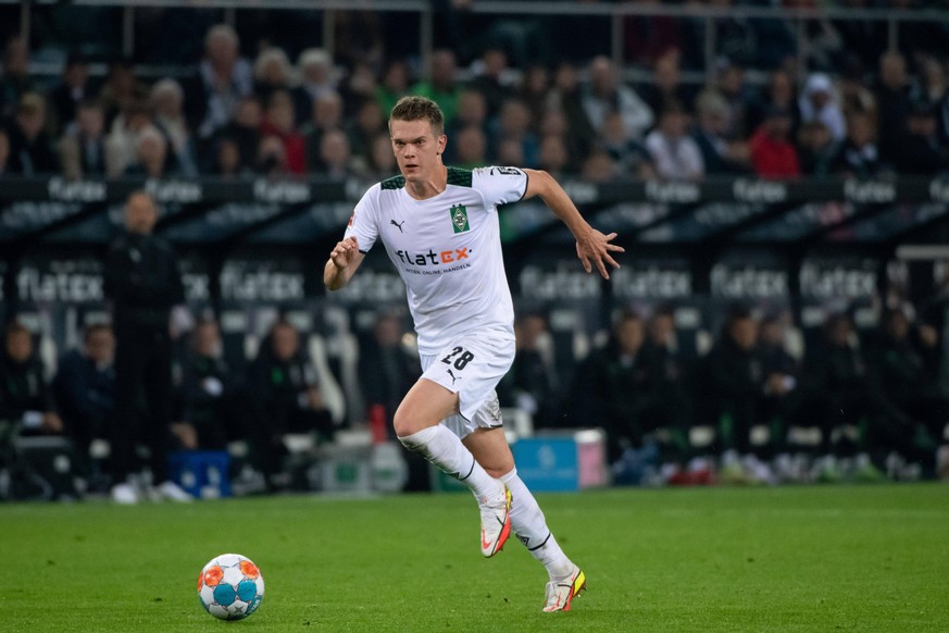 Matthias Ginter Borussia Moenchengladbach 28 am Ball, GER, VfL Borussia Moenchengladbach vs. VfB Stuttgart, 16.10.2021, 8. Spieltag, Fussball Bundesliga, Spielzeit 2021/2022 DFL REGULATIONS PROHIBIT A ...