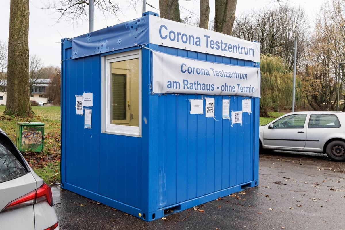 PRODUKTION - 25.11.2022, Schleswig-Holstein, Bargteheide: Ein in einem Container untergebrachtes Corona Testzentrum steht auf einem Parkplatz. (zu dpa: «Zahl der Corona-Teststationen gesunken») Foto:  ...