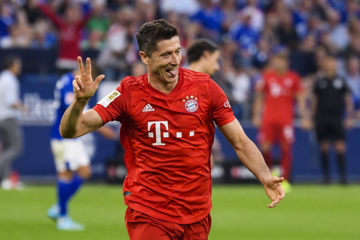 24.08.2019, xkvx, Fussball 1.Bundesliga, FC Schalke 04 - FC Bayern Muenchen emspor, v.l. Torjubel, Goal celebration, celebrate the goal zum 0:3 durch Robert Lewandowski (FCB - FC Bayern Muenchen) (DFL ...