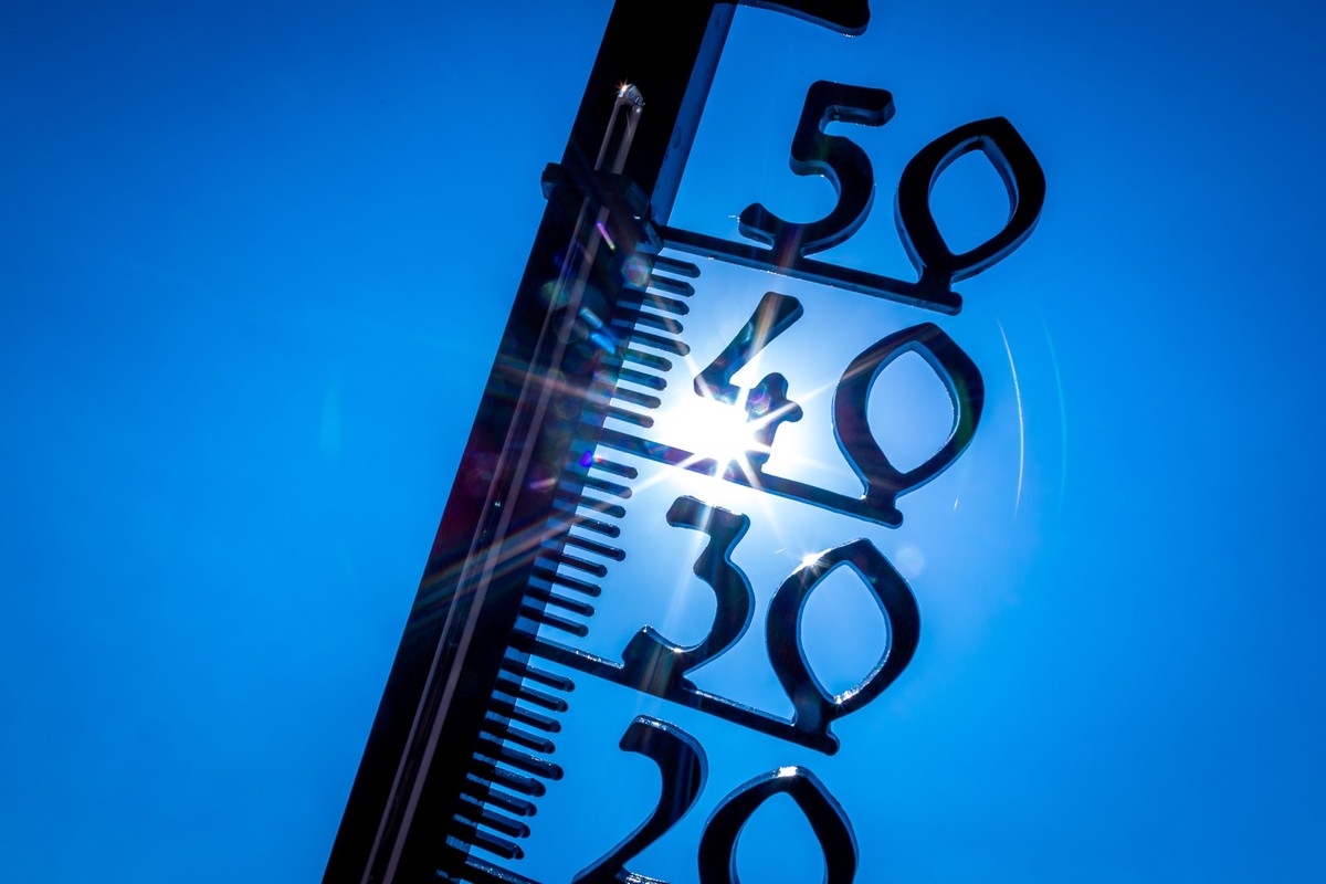 ARCHIV - 19.07.2022, Mecklenburg-Vorpommern, Schwerin: Ein Außenthermometer in einem Kleingarten zeigt die Temperatur von knapp 40 Grad an. Extremwetterereignisse stellen das Deutsche Rote Kreuz vor v ...
