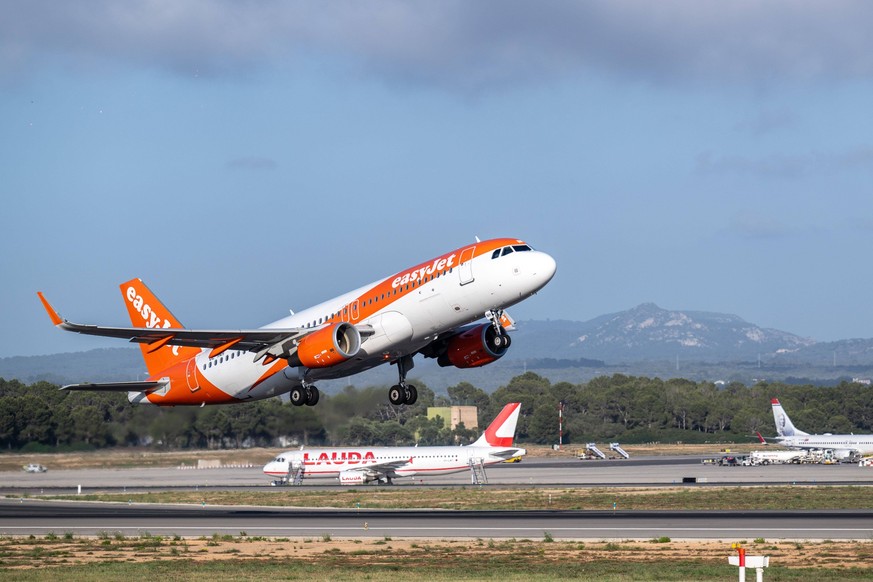 20230609 Mallorca June 2023 PALMA, SPAIN - JUNE 9 2023 : easyJet Europe, Airbus A320-200, E-INH at - Mallorca June 2023 on June 9, 2023 in Palma, Santa Ponsa. Palma Baleares Spain *** 20230609 Mallorc ...