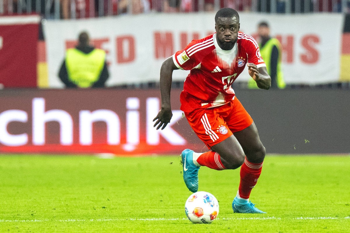 Dayot Upamecano 2 FC Bayern Muenchen mit weit aufgerissenen Augen, FC Bayern Muenchen - Hamburger SV, Fussball, Bundesliga, 3. Spieltag, 13.09.2025 DFB regulations prohibit any use of photographs as i ...