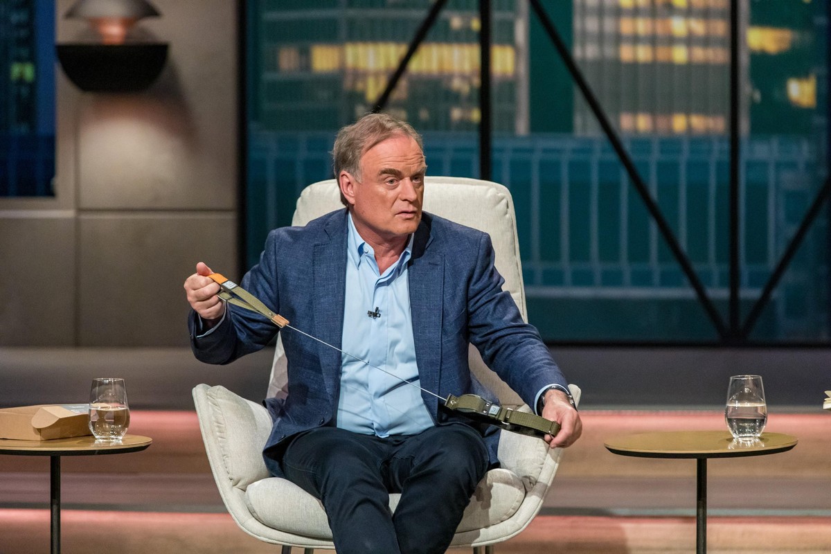 Investor Dr. Georg Kofler nimmt das Halsband mit integrierter Leine von &quot;WowWow&quot; genau unter die Lupe. Die Verwendung des sendungsbezogenen Materials ist nur mit dem Hinweis und Verlinkung a ...