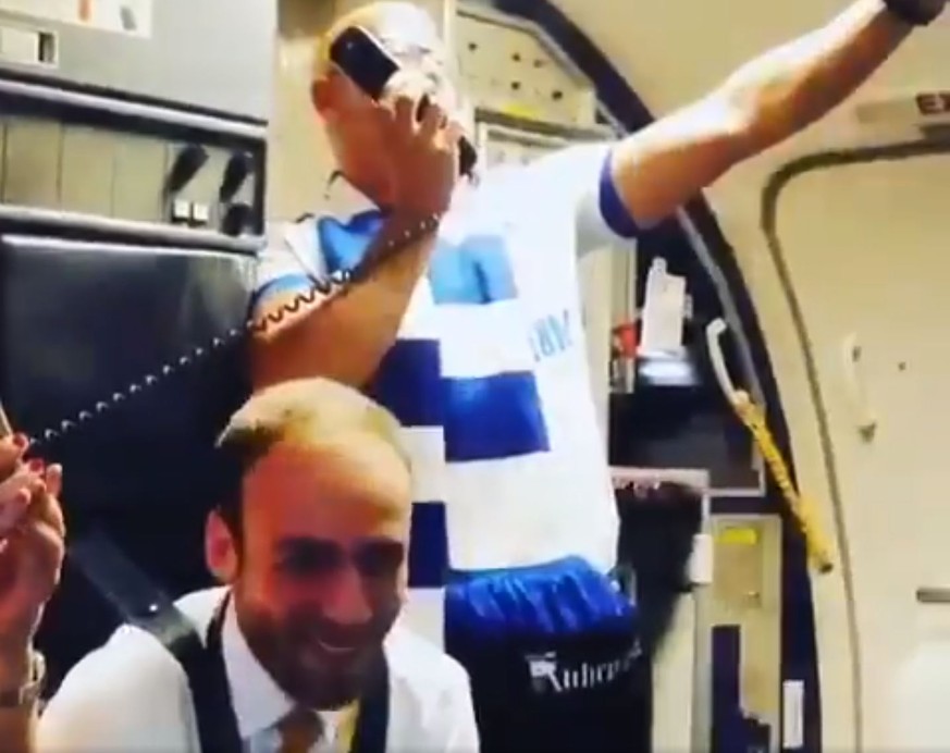 "Wir schlafen unter Brücken"🎵 – Schalke-Fans kapern Mikrofon in Ryanair-Flug