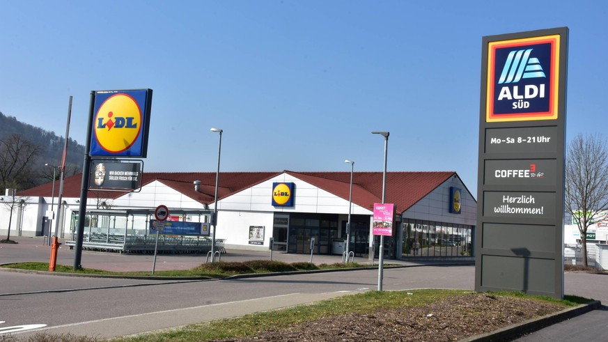 24.03.2019 Waldshut ,Deutschland. Im Bild : Discounter Aldi Sued und Lidl Logo ,Schriftzug *** 24 03 2019 Waldshut Germany In picture Discounter Aldi Sued and Lidl Logo Lettering