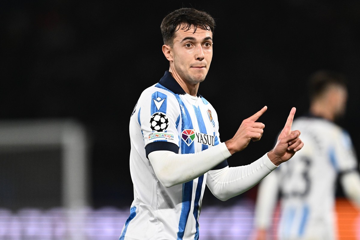 PARIS, FRANCE - FEBRUARY 14: Martin Zubimendi of Real Sociedad during the UEFA Champions League 2023/24 round of 16 first leg match between Paris Saint-Germain and Real Sociedad at Parc des Princes on ...
