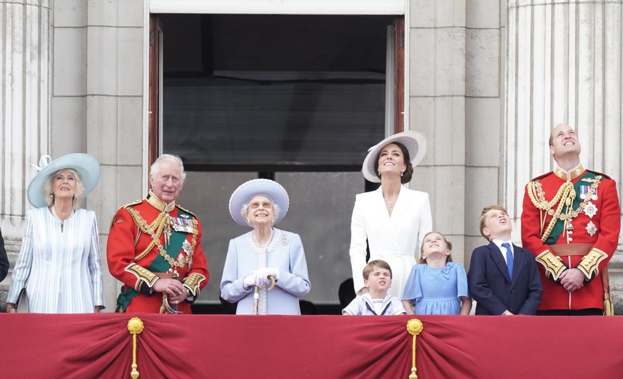 Platinum Jubilee. (left to right) The Duchess of Cornwall, the Prince of Wales , Queen Elizabeth II , the Duchess of Cambridge, Prince Louis, Princess Charlotte, Prince George, and the Duke of Cambrid ...