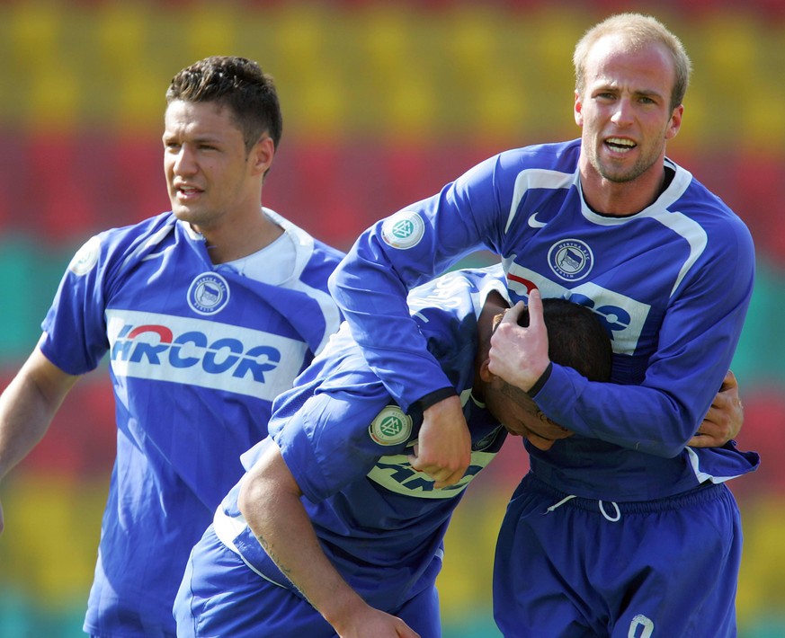 Bildnummer: 02026319 Datum: 08.04.2005 Copyright: imago/H�hne
Torjubel Hertha II, v.re.: Torsch�tze Sebastian Hoene�, Ashkan Dejagah und Sejad Salihovic; Vdig, quer, close, Jubel, jubeln, Torjubel, U ...