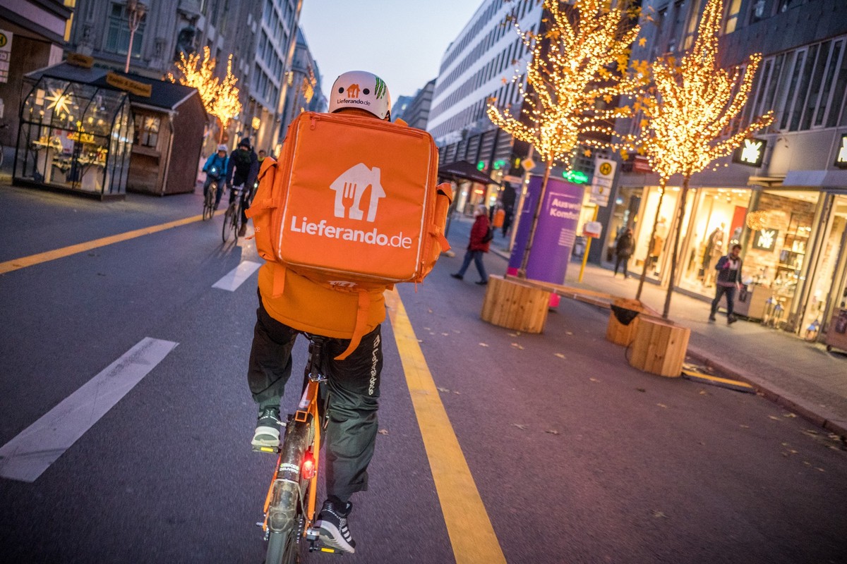 ARCHIV - 02.12.2020, Berlin: Ein Kurierfahrer des Restaurantlieferdiensts Lieferando fährt mit seinem Fahrrad über die Friedrichstraße in Mitte. Für die Belastungen während der Wintermonate sollen die ...