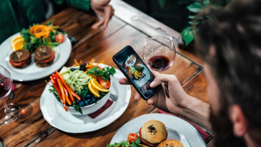 Mann fotografieren Essen In einem Restaurant