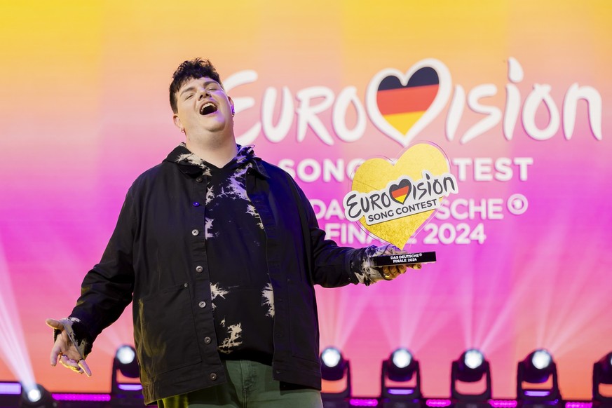 17.02.2024, Berlin: Isaak, Gewinner des deutschen ESC-Vorentscheids, steht am Ende des Eurovision Song Contest - Das deutsche Finale 2024 auf der Bühne. Als Gewinner des deutschen ESC-Vorentscheids ve ...