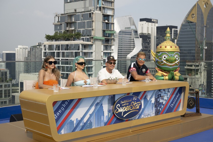 Die Jury mit (v.l.) Leony, Katja Krasavice, Pietro Lombardi und Dieter Bohlen auf dem Rooftop des Sindhorn Midtown Hotels in Bangkok, dem ersten Set des Recalls in Thailand.

Die Verwendung des sendun ...