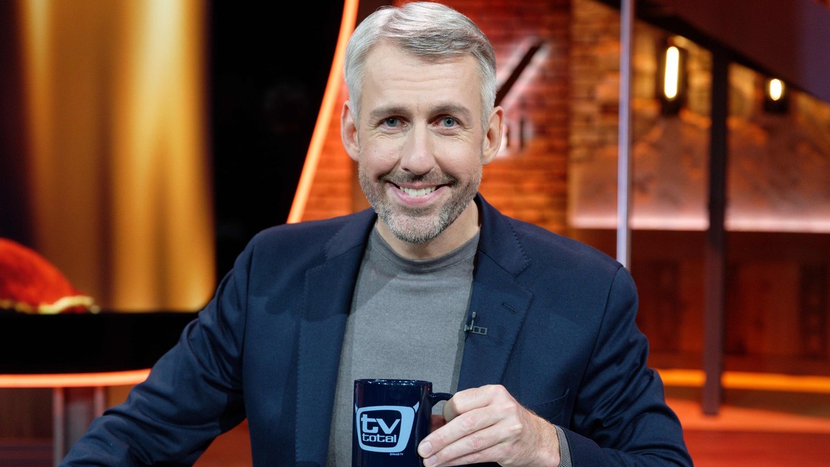 ARCHIV - 10.11.2021, Nordrhein-Westfalen, Köln: Der Entertainer Sebastian Pufpaff sitzt nach der Aufzeichnung der ersten Sendung der wieder aufgenommenen ProSieben-Comedyshow «TV total» im Studio. (zu ...