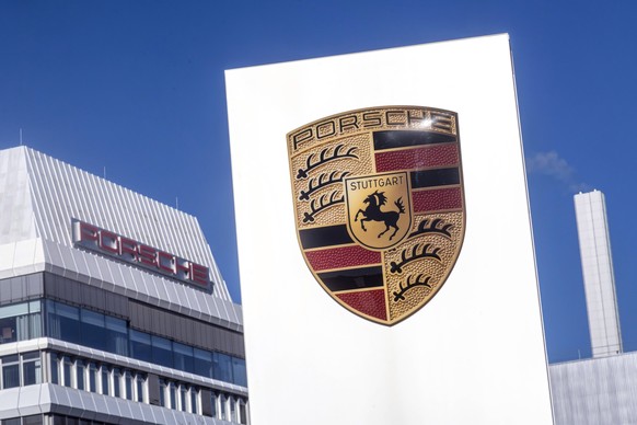 Porsche-Aktie kommt Ende September: VW-Tochter Porsche vor Börsengang mit Milliardenbewertung. Porscheplatz Stuttgart-Zuffenhausen mit Porsche Logo und Hauptverwaltung. // Deutschland, Baden-Württembe ...