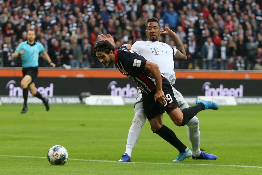 02.11.2019, xtvx, Fussball 1.Bundesliga, Eintracht Frankfurt - Bayern Muenchen emspor, v.l. Zweikampf, Duell, duel, tackle, compete Goncalo Paciencia Eintracht Frankfurt Jerome Boateng FC Bayern Muenc ...