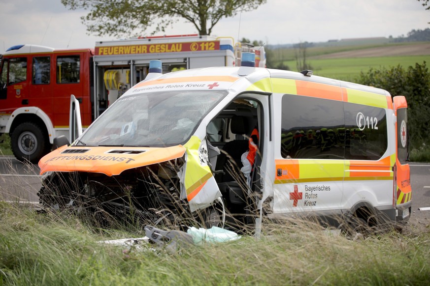 30.08.2023, Bayern, St2250 Bei Geslau: Ein verunfallter Krankenwagen steht an der Unfallstelle auf einer Straße zwischen Geslau und Colmberg im mittelfränkischen Landkreis Ansbach. Bei einem Zusammens ...