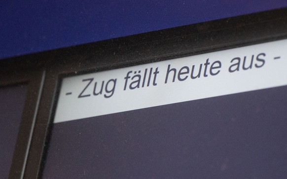 ARCHIV - 20.09.2022, Baden-Württemberg, Heilbronn: Eine Anzeige weist am Hauptbahnhof auf einen Zugausfall hin. Im Konflikt der Gewerkschaft Deutscher Lokomotivführer (GDL) und der Südwestdeutschen La ...