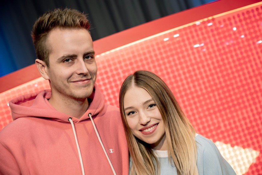 05.12.2018, Berlin: Das YouTuberpaar Julian «Julienco» Claßen und Bianca «Bibi» Claßen steht beim YouTube-Jahresrückblick 2018 im YouTube Space Berlin vor einem YouTube-Logo. Foto: Christoph Soeder/dp ...