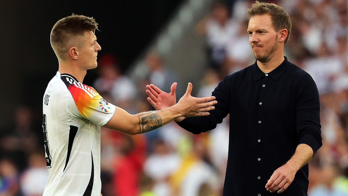 dpatopbilder - 05.07.2024, Baden-Württemberg, Stuttgart: Fußball, UEFA Euro 2024, EM, Spanien - Deutschland, Finalrunde, Viertelfinale, Stuttgart Arena, Deutschlands Toni Kroos (l) und Bundestrainer J ...
