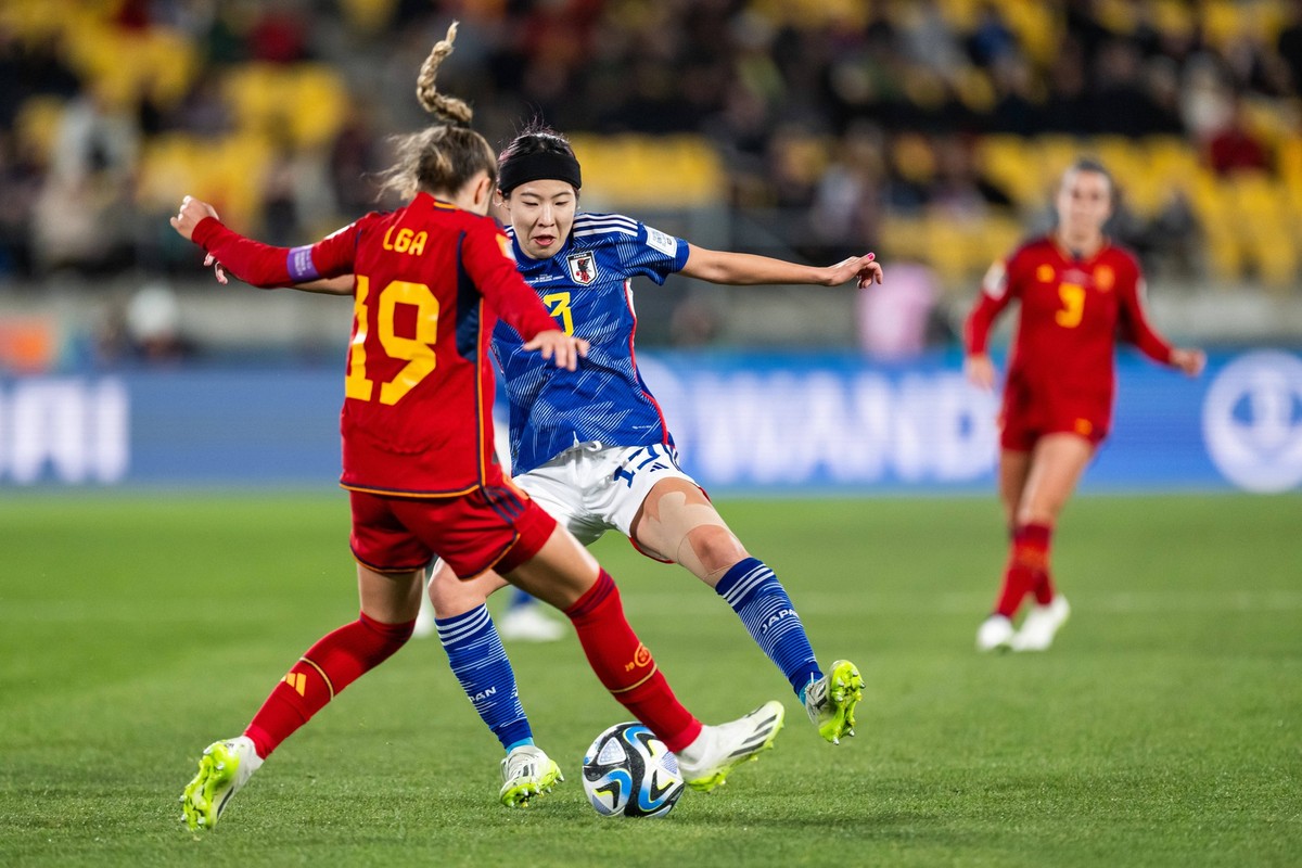230731 Olga Carmona of Spain and Jun Endo of Japan during the FIFA Women s World Cup football match between Japan and Spain on July 31, 2023 in Wellington. Photo: Mathias Bergeld / BILDBYRAN / kod MB  ...