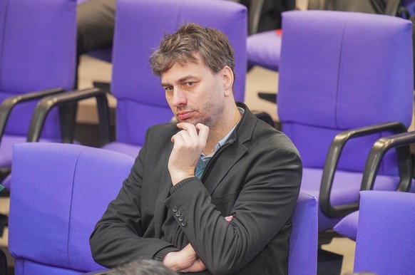 11.02.2025, Berlin: Stefan Gelbhaar (Bündnis90/Die Grünen), Bundestagsabgeordneter, verfolgt im Bundestag in dir Generaldebatte zur «Situation in Deutschland». Das Parlament kommt zu seiner letzten re ...