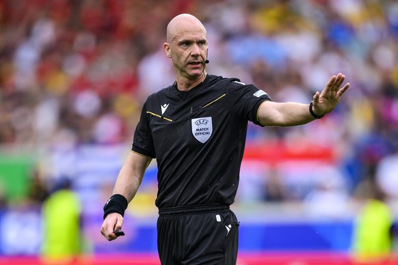 ARCHIV - 26.06.2024, Baden-Württemberg, Stuttgart: Fußball, UEFA Euro 2024, EM, Ukraine - Belgien, Vorrunde, Gruppe E, Spieltag 3, Stuttgart Arena, Schiedsrichter Anthony Taylor gestikuliert. (zu dpa: ...