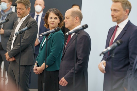 Robert Habeck (Grüne), Annalena Baerbock (Grüne), Olaf Scholz (SPD) und Christian Lindner (FDP) bei einer Pressekonferenz.