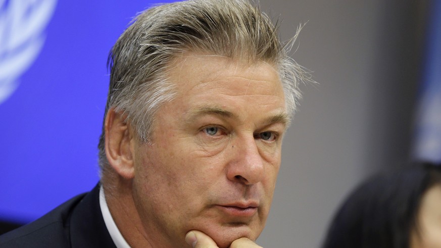 ARCHIV - 21.09.2015, USA, New York: Schauspieler Alec Baldwin nimmt an einer Pressekonferenz im Hauptquartier der Vereinten Nationen teil. (zu dpa &quot;