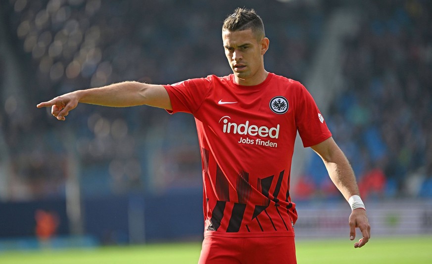 08.10.2022, xjhx, Fussball 1.Bundesliga, VfL Bochum - Eintracht Frankfurt emspor, v.l. Rafael Borre, Rafael Santos Borre Maury of Eintracht Frankfurt gestikuliert gibt Anweisungen mit den Armen gestik ...