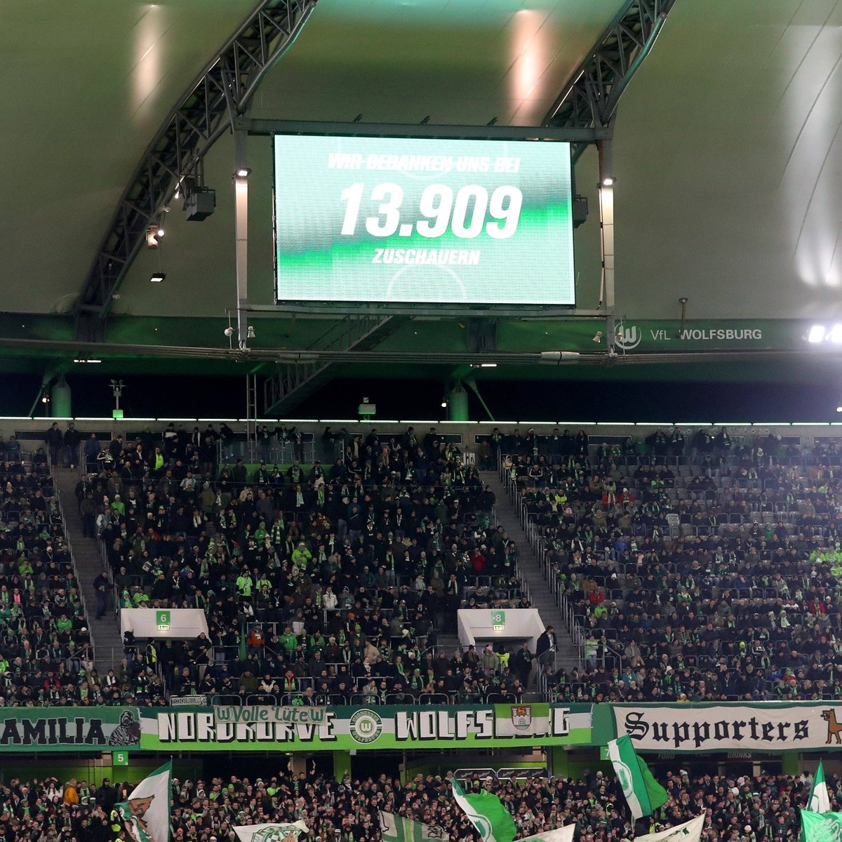 VfL vs Hoffenheim, Achtelfinale DFB Pokal Wolfsburg, 04.12.2024, FUßBALL - VfL Wolfsburg vs TSG 1899 Hoffenheim, Achtelfinale DFB Pokal, Saison 2024/25. Infotafel mit Zuschauernzahl Wolfsburg *** VfL  ...