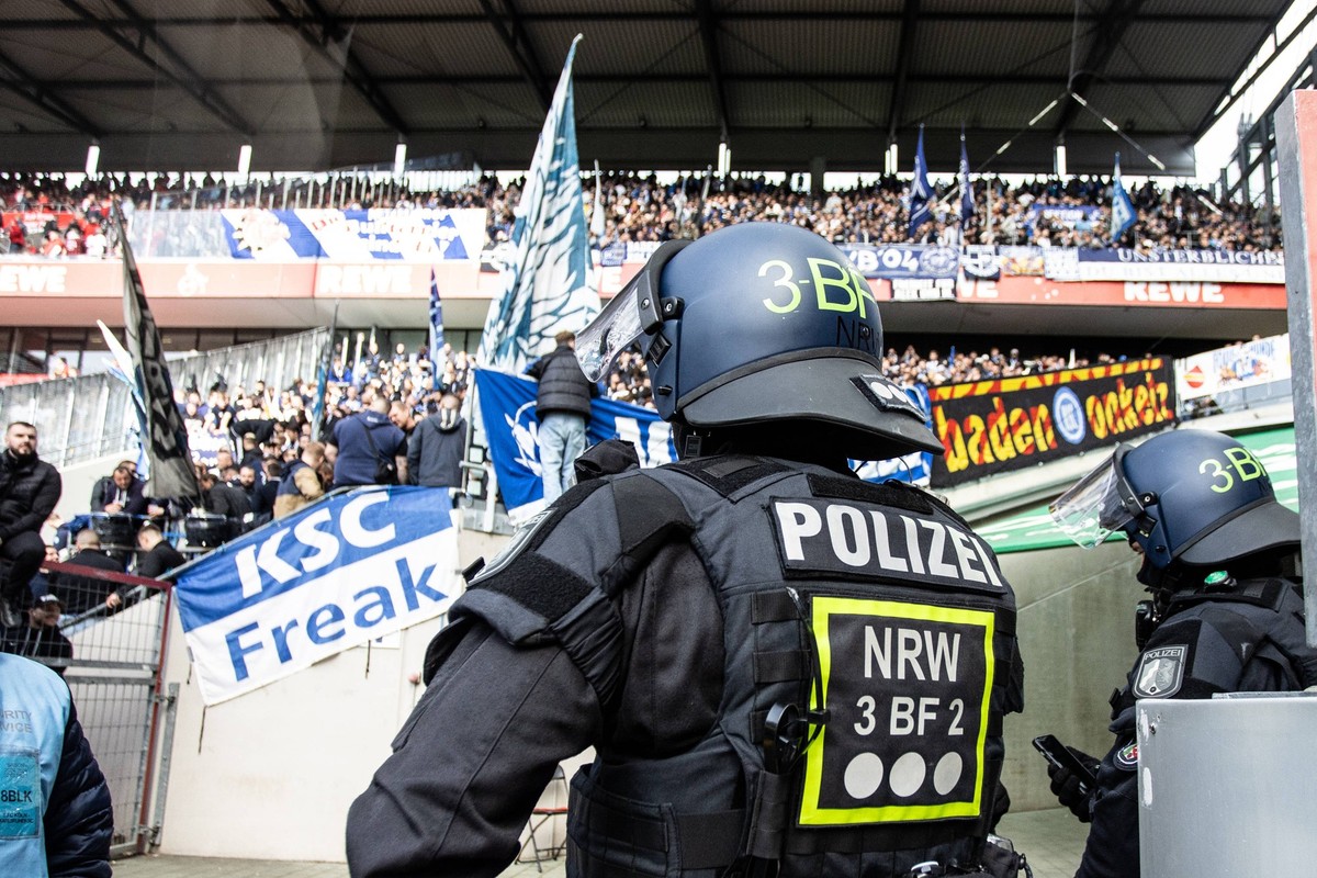 2. Fu�ball Bundesliga: 1.FC K�ln - Karlsruher SC 29.09.2024 Polizisten stehen vor den Fans von Karlsruher SC. 2. Fu�ball Bundesliga: 1.FC K�ln - Karlsruher SC Rhein-Energie-Stadion, K�ln 29.09.2024 DF ...