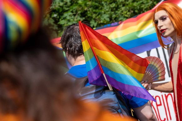 2. East Pride Demonstration der queeren Community protestiert in Berlin-Prenzlauer Berg gegen Homophobie vorallem in den Staaten des ehemaligen Ostblocks. Zuvor wurde in der Gethsemanekirche ein gemei ...