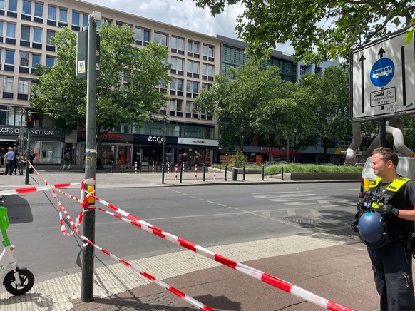 Die Polizei hat an der Kreuzung Nürnberger Straße/Tauentzienstraße eine Absperrung errichtet.