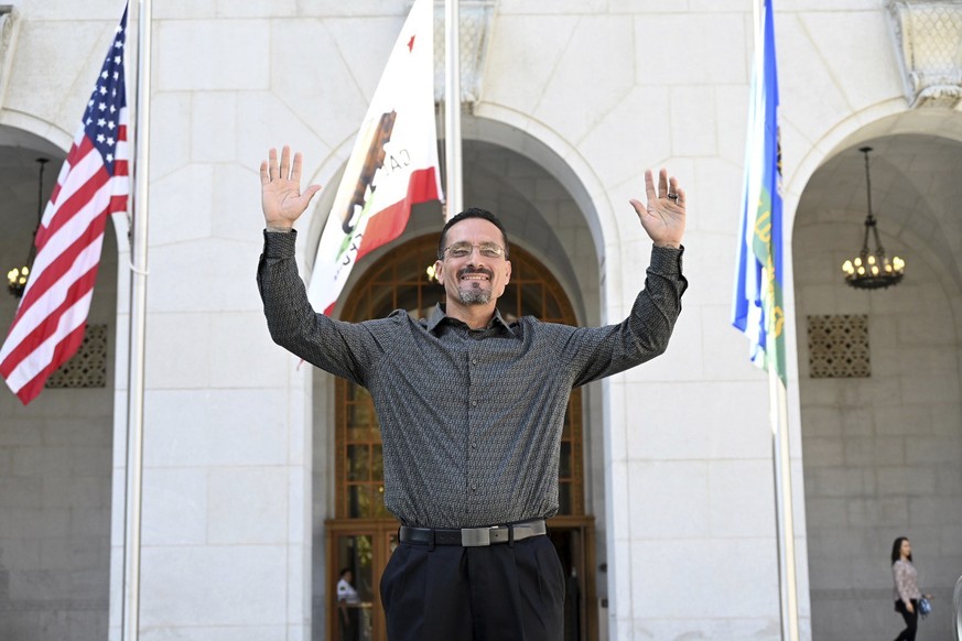 26.09.2023, USA, Los Angeles: Auf diesem Foto, das vom Innocence Center und dem California Innocence Project zur Verfügung gestellt wurde, winkt Gerardo Cabanillas nach seiner Freilassung vor der Hall ...