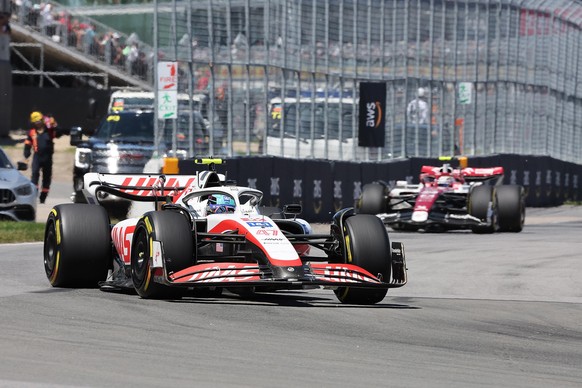 19.06.2022, Circuit Gilles-Villeneuve, Montreal, FORMULA 1 AWS GRAND PRIX DU CANADA 2022 , im Bild Mick Schumacher (DEU), Haas F1 Team, Guanyu Zhou (CHN), Alfa Romeo Racing ORLEN