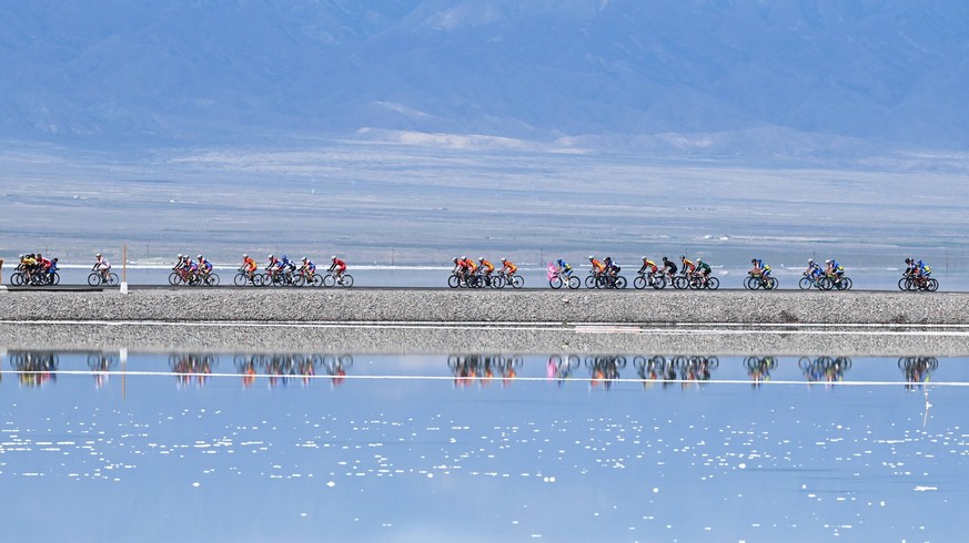 220801 -- HAIXI, Aug. 1, 2022 -- Participants comepete during stage 6 of the 21th Tour of Qinghai Lake 2022 cycling race over 146km from Chaka to Dulan in northwest China s Qinghai Province, Aug. 1, 2 ...