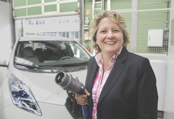 Deutschland, Dortmund, 26.06.2013 Technische Universitaet. NRW-Wissenschaftsministerin Svenja Schulze mit dem Ladegeraet fuer ein Elektroauto. Germany, Dortmund, 26.06.2013 Technical University. NRW S ...