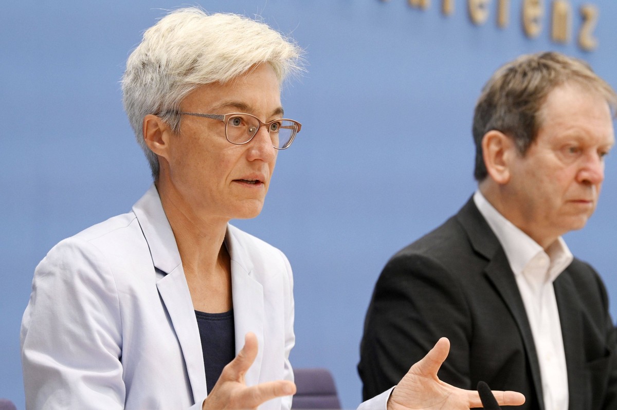 Brigitte Knopf und Hans-Martin Henning bei der Bundespressekonferenz Expertenrat f�r Klimafragen: Ver�ffentlichung der Stellungnahme zum Klimaschutzprogramm 2023 und des Pr�fberichts f�r die Sektoren  ...