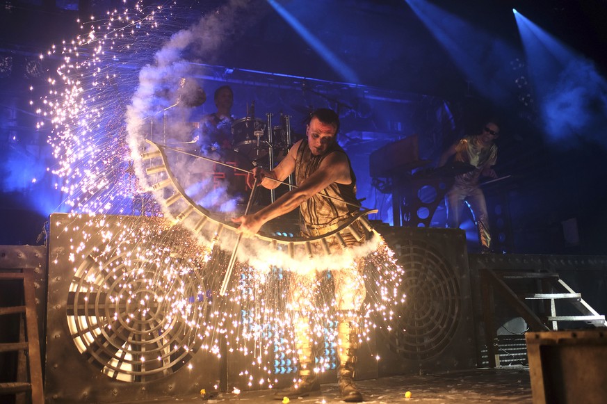 13.06.2019, Sachsen, Dresden: Die Pyro-Show der Berliner Band Rammstein, die am Abend im Rudolf-Harbig-Stadion ein Konzert spielt, ist hinter der Frauenkirche zu sehen. Foto: Robert Michael/dpa-Zentra ...