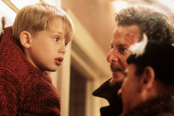 KPA42226.jpg KEVIN - ALLEIN ZU HAUS / Home Alone USA 1990 / Chris Columbus Kevin MACAULAY CULKIN, j�ngster Spro� der Familie McCallister, wird beim turbulenten Aufbruch in die Weihnachtsferien einfach ...