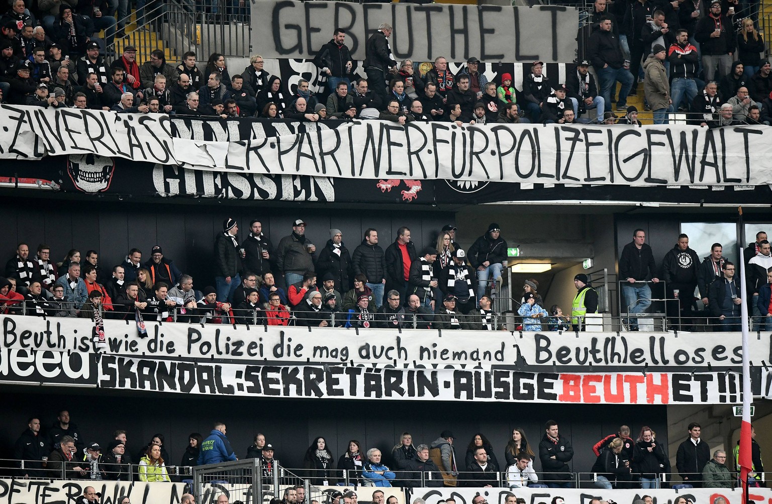 Eintracht Frankfurt Fans Zeigen 54 Banner Gegen Innenminister Peter Beuth Watson