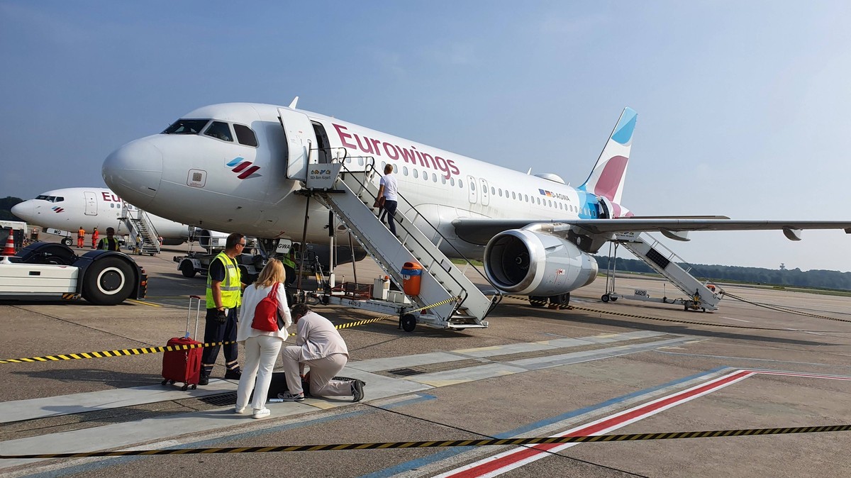 Köln Themenfoto: Urlaub, Reise, Spanien, Mallorca, 13.09.2021 Passagiere beim besteigen eine Eurowings Maschine Richtung Palm, Themenfoto: Urlaub, Reise, Spanien, Mallorca, 13.09.2021 - *** Cologne th ...