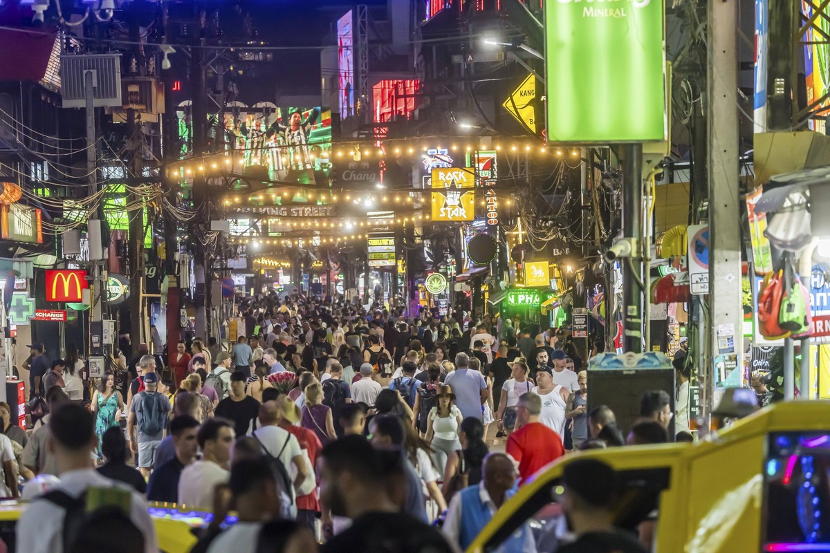Menschenmassen auf der Bangla Street am Abend. Nachtleben auf der Bangla Walking Street mit Go-Go-Bars, Clubs, Cannabis-Bars und extremer Lautstärke. Patong, Kathu, Insel Phuket, Thailand, Asien Crowd ...