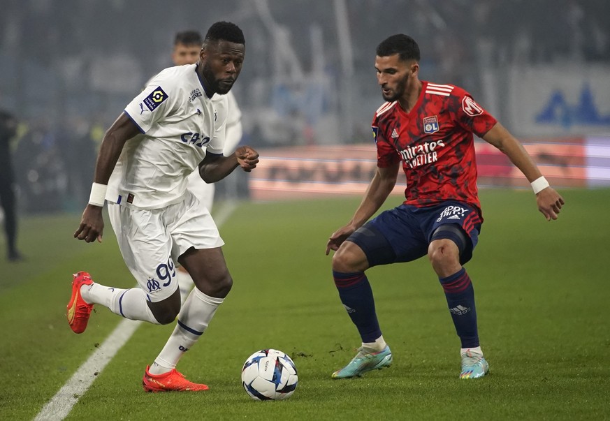 Marseille&#039;s Chancel Mbemba, left, challenges for the ball with Lyon&#039;s Houssem Aouar during the French League One soccer match between Marseille and Lyon at the Velodrome stadium in Marseille ...
