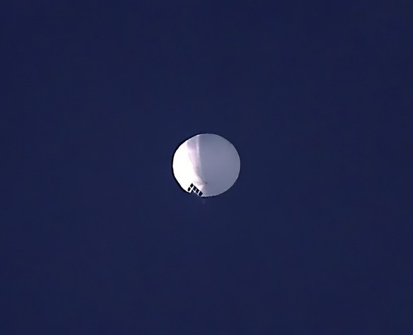 01.02.2023, USA, Billings: Ein Höhenballon schwebt über Billings im Bundesstaat Montana. Das US-Militär hat einen chinesischen Spionageballon über dem Norden der USA gesichtet. Der Ballon sei am Mittw ...
