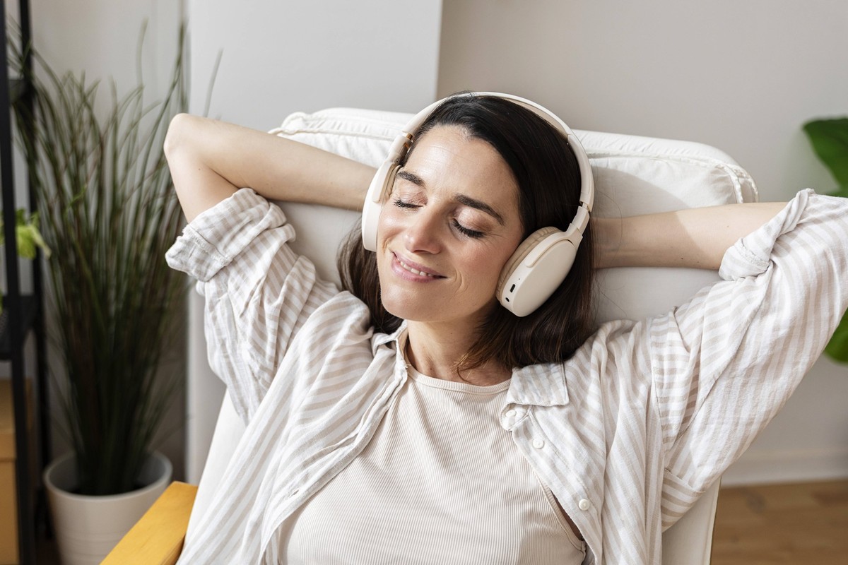 Woman relaxing at home listening to music with headphones model released, Symbolfoto property released, XLGF03599