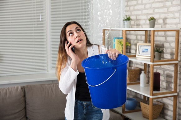 Es tropft von der Decke. Jetzt ist schnelle Hilfe angesagt.