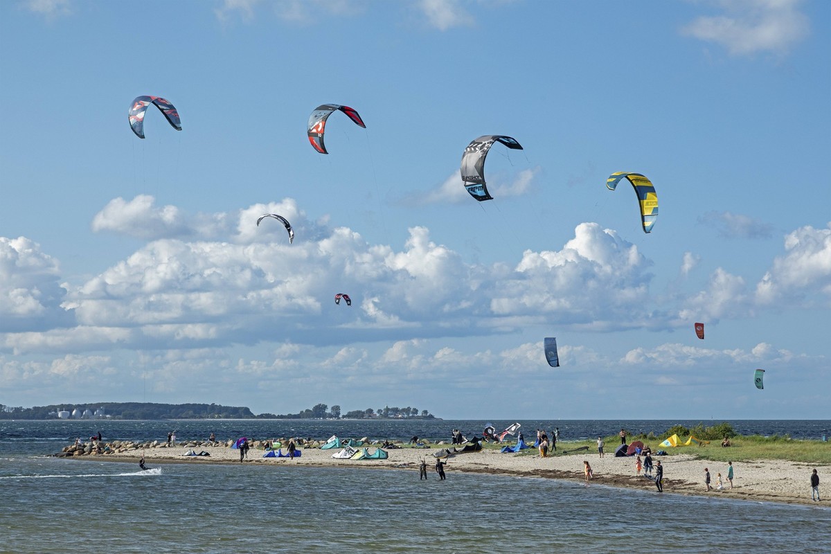 Kitesurfer, Strand, Laboe, Schleswig-Holstein, Deutschland, Europa Kitesurfer, Beach, Laboe, Schleswig-Holstein, Germany, Europe Copyright: imageBROKER/SiegfriedxKuttig iblshg11118458.jpg Bitte beacht ...