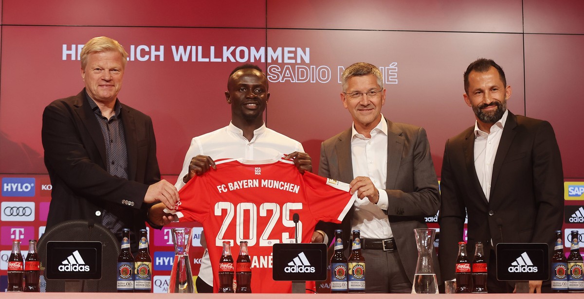 22.06.2022, Praesentation von Sadio Man, Allianz Arena Muenchen, Fussball, im Bild: Oliver Kahn FC Bayern Muenchen, Sadio Mane FC Bayern Muenchen, FC Bayern Praesident Herbert Hainer FC Bayern Muenche ...